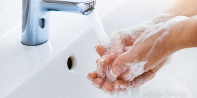 Ako sa  starať o ruky pri neustálom umývaní – vyberte správny krém a upratujte v rukaviciach